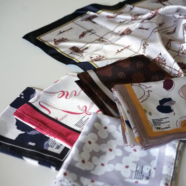 春ファッションのワンポイントに🏵️
Wpc. Pattrensのスカーフは上品なサテン生地を使用。
スカーフの雰囲気に合うように色味や、柄にこだわりました🎗️
ファッションやバッグのアクセントしておすすめです❤️

#wpc #wpc_worldparty #Wpcdrop #おしゃれ#Wpcのある生活 #おうち時間#home#textile#テキスタイル#北欧系雑貨#ギフト#wpcpatterns#wpcパターンズ#暮らしを楽しむ#スカーフ#ファッション