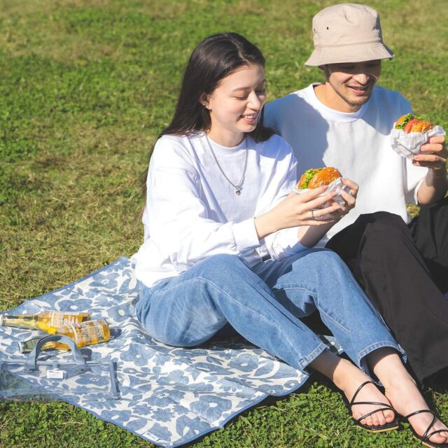 秋晴れピクニック🧺

心地のいい秋晴れの日のピクニックにおすすめのアイテム👏
⭕️レジャーシート
持ち運びのしやすい収納袋付き！
ビニール素材の袋なので、シートが汚れてもそのまま入れられるのが嬉しいアイテム🙌

⭕️紙コップ•紙皿•ペーパーナプキン
パーティーシーンやピクニックで映えること間違いなし❤️気分があがるテキスタイルデザインを落とし込んだ鮮やかな色合いのアイテムです！

@wpc_official
#wpc #wpc_worldparty #Wpcdrop #home#textile#テキスタイル#北欧系雑貨#ギフト#wpcpatterns#wpcパターンズ#暮らしを楽しむ#心にいつも晴れもよう #wpcpatterns_official#ピクニック