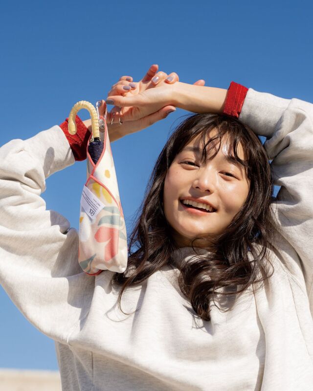＼人気のマルチくっつくろすが、カラビナ付きでバージョンアップ🎉／
 
付属のカラビナで、バッグやリュックに取り付けOK！マイクロファイバー素材で生地どうしがピタッと密着🥰
 
濡れた傘や、結露したペットボトルなどを包んだり、簡易ポーチにしたり使い方は様々⭕️
カバンにひとつあると安心の便利アイテムです🤍
 
»カラビナ付きマルチくっつくろす　税込1,430円
 
#wpc
#wpcpatterns
#wpc_worldparty
#心にいつも晴れもよう
#ライフスタイル
#暮らしを楽しむ
#贈り物
#ギフト
#テキスタイル
#マルチクロス
#便利アイテム
#wpcpatterns_official 
@wpc_official