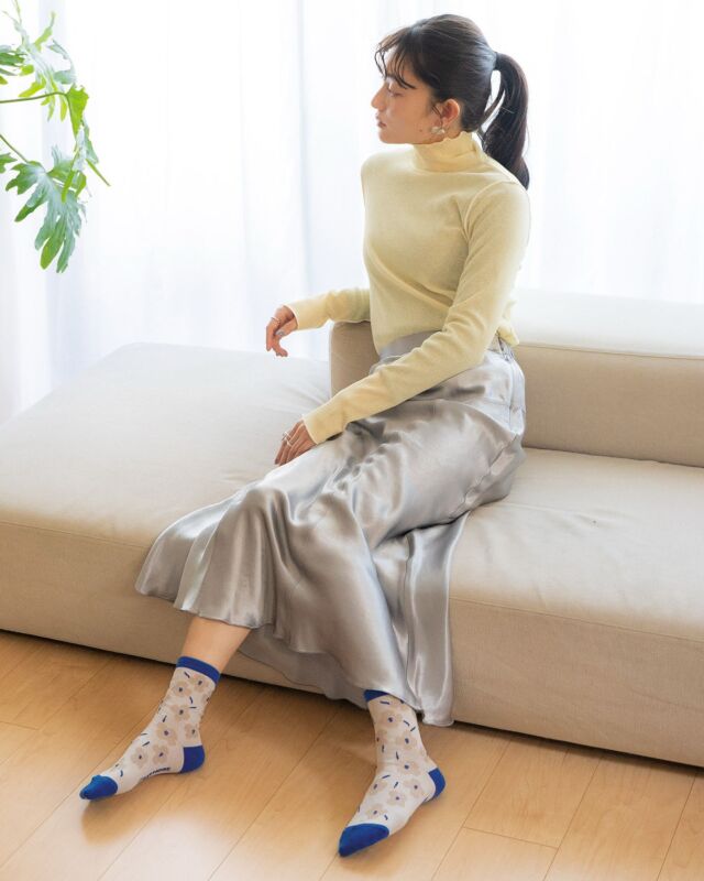 一歩踏み出すたび、心も晴れやか🧦
 
🫧靴下屋×Wpc. Patterns🫧
 
フロートメリーフラワーロークルー
トレンド感のある色合わせがかわいい「メリーフラワー」🌿
フルート編みで凹凸感がある仕上がりは毎日をワクワクさせてくれる仕上がりです。
足元から覗くカラーリングがファッションの差し色に⭕️
 
»フロートメリーフラワーロークルー　税込¥1,430円
 
#wpc
#wpcpatterns
#wpc_worldparty
#心にいつも晴れもよう
#ライフスタイル
#暮らしを楽しむ
#贈り物
#ギフト
#テキスタイル
#靴下屋
#足元コーデ
#wpcpatterns_official 
@wpc_official