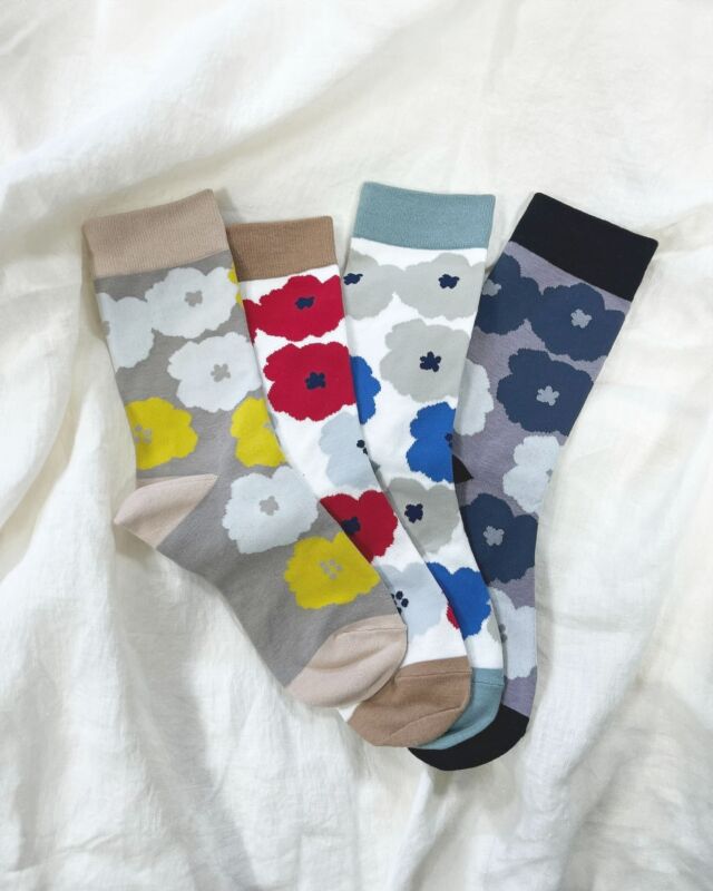 秋はカラーソックスで遊んでみませんか🌼

華やかな「ピオニ柄」で、足元を主役にしたコーデを楽しんで🍂
 
 #靴下屋 × #WpcPatterns 　ピオニロークルー
イエロー / レッド / ブルー / ネイビー
￥1,540(税込)
 
#wpc
#wpcpatterns
#wpc_worldparty
#心にいつも晴れもよう
#ライフスタイル
#暮らしを楽しむ
#贈り物
#ギフト
#テキスタイル
#靴下屋
#足元コーデ
#wpcpatterns_official
@wpc_official