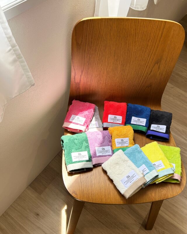 今日は「いい推しの日」❤️💛💙
 
フェイバリットカラーハンカチは
手触りもふわふわで推し活にもおすすめ📣
 
自分の推しカラーに合わせて選べる全12色展開🙌
よくみるとパイルの凹凸で表現したふんわりしたお花がかわいい「ピオニ」柄が👀 
 
お気に入りのカラーで毎日を楽しく過ごしませんか🌼
 
#wpc
#wpcpatterns
#wpc_worldparty
#心にいつも晴れもよう
#ライフスタイル
#暮らしを楽しむ
#贈り物
#ギフト
#テキスタイル
#いい推しの日
#推しカラー
#wpcpatterns_official
@wpc_official