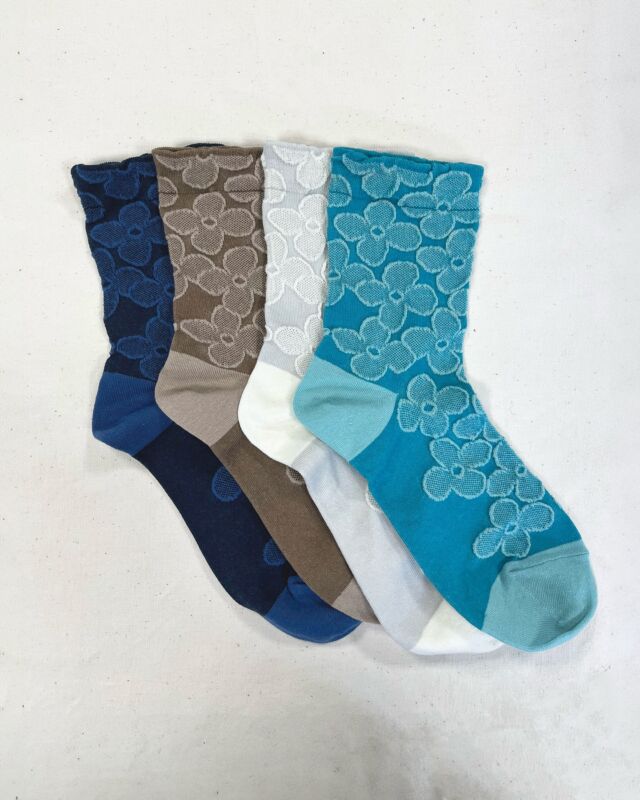 秋のオシャレは足元から🌼
繊細なお花がかわいい「クッカ柄」は、コーデの差し色にぴったり👚
 
“ #靴下屋 × #WpcPatterns “ フロートクッカロークルー
ネイビー / モカ / オフ / グリーン
¥1,320(税込)
 
#wpc
#wpcpatterns
#wpc_worldparty
#心にいつも晴れもよう
#ライフスタイル
#暮らしを楽しむ
#贈り物
#ギフト
#テキスタイル
#靴下屋
#足元コーデ
#wpcpatterns_official
@wpc_official