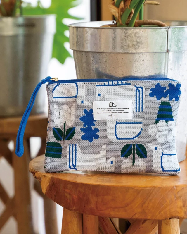 ニット素材の柔らかフラットポーチ🫧
 
幅21cmのフラットポーチはコスメや身の回りのアイテムなど
普段のお出かけや、旅行おすすめ🧳
 
2025年秋冬シーズンでは
ほっこり動物たちに癒される「フォーゲルヴェンネ」
優しいカラーリングが大人な「ポルク」が仲間入り🌼
 
#wpc
#wpcpatterns
#wpc_worldparty
#心にいつも晴れもよう
#ライフスタイル
#暮らしを楽しむ
#贈り物
#ギフト
#テキスタイル
#ポーチ
#ニットバッグ
#wpcpatterns_official
@wpc_official