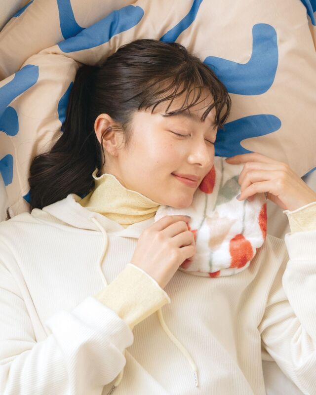 繰り返し使える🔁
お湯が入らない湯たんぽ♨️

中身の保温剤を500Wのレンジで30秒で温めるだけであったかエコカイロが完成⭐️

かわいいテキスタイルデザインのカバーをつければ体も心も暖かに💛

寒いこの季節にオススメのアイテムです🫧

#wpc
#wpcpatterns_official 
#心にいつも晴れもよう
#ギフト 
#温活 
@wpc_official