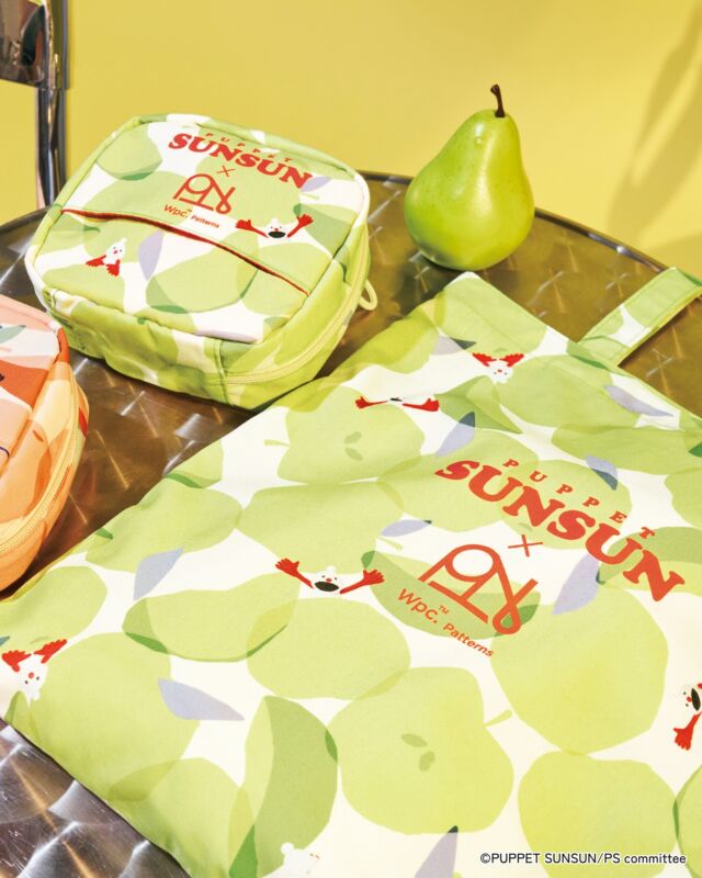＼パペットスンスン🍏×Wpc. Patterns 初コラボ！／
ほっこり穏やかな”ノンノン”とお出かけを楽しもう🌼

はっ水加工つきトートバッグやスクエアポーチなど、お出かけにぴったりなアイテムが、Wpc. Patternsで人
気のりんごモチーフ「オメナ柄」×パペットスンスンの特別コラボデザインで登場🧺

▷パペットスンスン×Wpc. Patterns はっ水トートバッグ（税込2,420円）
オメナグリーン（ノンノン）

✅書類や雑誌もスッキリ収まるA4サイズ
✅持ち運んでも汚れにくい“はっ水加工”🌂
✅コンパクトに折りたためるパッカブル仕様

▷パペットスンスン×Wpc. Patterns はっ水スクエアポーチ（税込2,420円）
オメナグリーン（ノンノン）

✅洗面所での使用時も安心の”はっ水加工”🫧
✅たっぷり収納力×ポケット付きで大きめコスメも小物もすっきり
✅内側のカラーリングはノンノンをイメージしたレッド！細部まで遊び心たっぷりのスクエアポーチ。

全アイテム共通のクリアの商品タグもポイント。

ノンノンと一緒にお出かけを楽しもう♪

#wpc #wpcpatterns #wpc_worldparty #心にいつも晴れもよう
#パペットスンスン#スンスン#ノンノン
#ライフスタイル#暮らしを楽しむ#贈り物#ギフト#テキスタイル
#トートバッグ#ポーチ#お出かけ#wpcpatterns_official