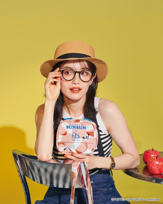 ＼パペットスンスン🍎×Wpc. Patterns 初コラボ！／
のんびり愛らしい"スンスン"とお出かけを楽しもう🍀

はっ水加工つきトートバッグやスクエアポーチなど、お出かけにぴったりなアイテムが、Wpc. Patternsで人
気のりんごモチーフ「オメナ柄」×パペットスンスンの特別コラボデザインで登場🧺

▷パペットスンスン×Wpc. Patterns はっ水トートバッグ（税込2,420円）
オメナレッド（スンスン）

✅書類や雑誌もスッキリ収まるA4サイズ
✅持ち運んでも汚れにくい“はっ水加工”🌂
✅コンパクトに折りたためるパッカブル仕様

▷パペットスンスン×Wpc. Patterns はっ水スクエアポーチ（税込2,420円）
オメナレッド（スンスン）

✅洗面所での使用時も安心の”はっ水加工”🫧
✅たっぷり収納力×ポケット付きで大きめコスメも小物もすっきり
✅内側のカラーリングはスンスンをイメージしたブルー！細部まで遊び心たっぷりのスクエアポーチ。

全アイテム共通のクリアの商品タグもポイント。

スンスンと一緒にお出かけを楽しもう♪

#wpc #wpcpatterns #wpc_worldparty #心にいつも晴れもよう
#パペットスンスン#スンスン#ノンノン
#ライフスタイル#暮らしを楽しむ#贈り物#ギフト#テキスタイル
#トートバッグ#ポーチ#お出かけ#wpcpatterns_official