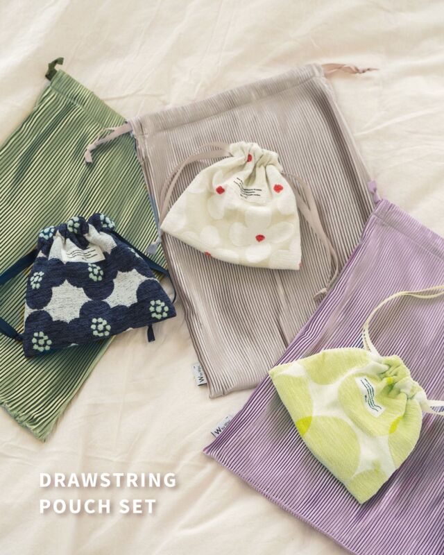 ゴブラン織とサテン生地の異素材の組み合わせが可愛い！巾着ポーチセット🤍
 
小物の収納にぴったりなSサイズと、衣類やタオルまで収納できちゃうMサイズの2展開！
普段使いから旅行まで、いろんなシーンで大活躍💫
 
ゴブラン織ポーチには、はっ水加工つきで汚れがつきにくいのもポイント！
S・Mどちらも洗濯OKです🙆‍♀️
 
#wpc
#wpcpatterns
#wpcpatterns_official
#心にいつも晴れもよう
#ゴブラン織
@wpc_official