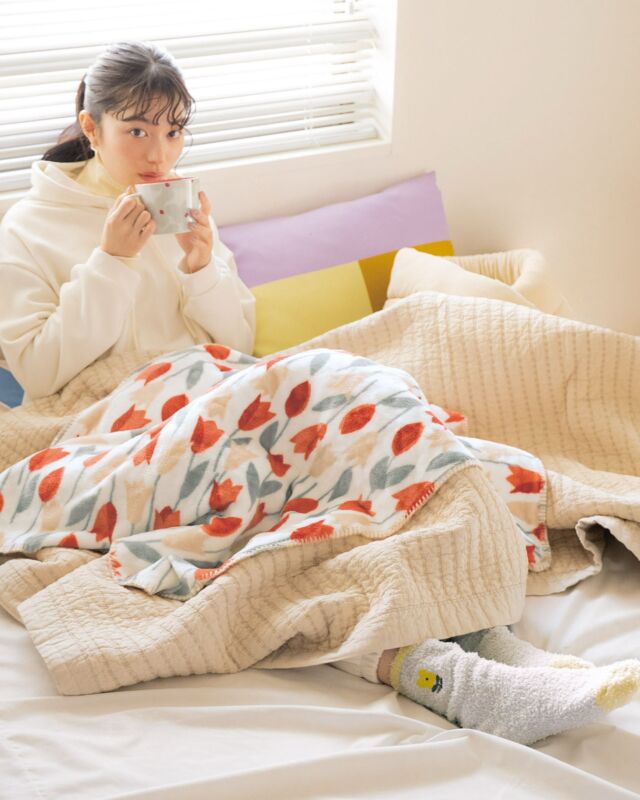 オフィスやお家、お出かけ先で大活躍🤍
「4way クッションブランケット」

洗濯可能なWpc. Patternsのブランケットは
何十回洗濯しても新品と変わらないフワフワ感🪽

膝掛けはもちろん、スナップボタンがついてるので、腰巻きや肩にかけても使用可OK！

使わない時はポケットにいれてクッションとしても使用できます🌼

まだまだ続く寒い日…かわいいブランケットで心も体もあたたまりましょう💗

#wpc #wpcpatterns #wpcpatterns_official  #心にいつも晴れもよう
#温活 @wpc_official