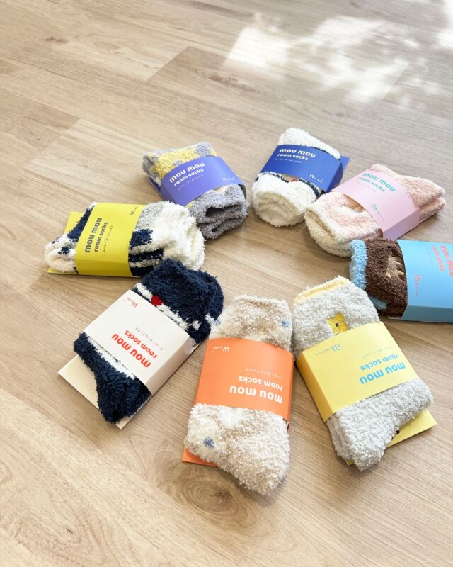 *❅·̩͙
ゆったりおうちじかん、
足元はかわいくあったかく🌱
ムームールームソックス🧦
 
Wpc. Patternsのパターンズをふんだんに使った総柄デザインから、さりげないワンポイントデザインまで気分に合わせて足元をコーディネート✨

ふわふわ・もちもちの肌触りのムームールームソックスは
プチギフトにもぴったり🎁
 
●洗濯機で洗えます。（洗濯ネットをご使用ください）
●サイズ：22cm～24cm
 
ꕤ.｡.掲載アイテム
　ムームールームソックス (税込770円)

カラー
アイスクリームオフ / レオパード＆タイガーネイビー / フラワーパレードイエロー / ピオニネイビー / ハートボーダーオフ / ハートボーダーネイビー / クッカモカ / ピオニイエロー
 
Wpc. Pattens
心に、いつも、晴れもよう。
 
空もようは変えられなくても、
心もようは変えられるもの。
 
雨の日を憂う人の心が晴れる。
そんなきっかけを届けられないか。
 
天気と人の気持ちを見つめ、
考え続けてきた私たちの答え。
 
それが『Wpc. Patterns』
 
日々を彩るデザインにかこまれて、
みんなの心が晴れますように。
 
#wpc
#wpcpatterns
#wpcpatterns_official 
#心にいつも晴れもよう
#おうちじかん
@wpc_official