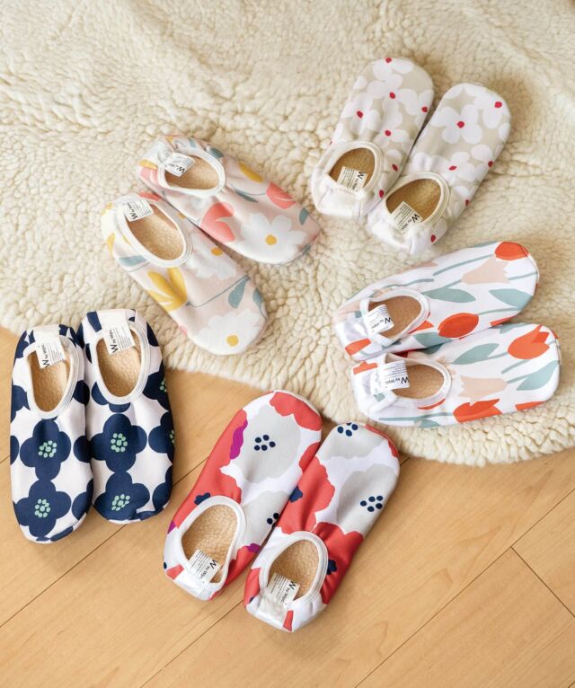 *❅·̩͙
ゆっくりおうちじかんに足元の冷えは大敵！
靴下のように履ける“ぽかフィットルームシューズ”と
ふわふわ柔らかい“もこもこルームシューズ”で
心地よいおうちじかん🏠🧶
 
●洗濯機で洗えます。（洗濯ネットをご使用ください）
（ルームシューズは単独でお洗濯ください。）
●サイズ：23～24.5cm（ぽかフィットルームシューズ）
 
ꕤ.｡.掲載アイテム
ぽかフィットルームシューズ（税込1,320円）
カラー
ブルーミングチューリップ / ポルクベージュ / クッカオフ / ピオニレッド / カメリアネイビー
 
もこもこルームシューズ（税込2,640円）
カラー
クッカオフ / ピオニレッド / リントゥブルー / 花と鳥オフ / ハナプリントダークネイビー / ブルーミングチューリップ
 
Wpc. Pattens
心に、いつも、晴れもよう。
 
空もようは変えられなくても、
心もようは変えられるもの。
 
雨の日を憂う人の心が晴れる。
そんなきっかけを届けられないか。
 
天気と人の気持ちを見つめ、
考え続けてきた私たちの答え。
 
それが『Wpc. Patterns』
 
日々を彩るデザインにかこまれて、
みんなの心が晴れますように。
 
#wpc
#wpcpatterns
#wpcpatterns_official 
#心にいつも晴れもよう
#おうちじかん
@wpc_official