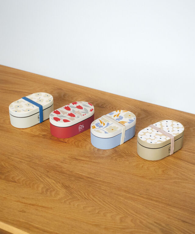 ランチタイムが楽しくなる華やかなデザインの“ランチボックス”

国内生産のこだわりがつまった“ランチボックス”から
「ブルーミングチューリップレッド」「ポルクオフ」「フロラージュオフ」の新柄3種が登場！

あたたかな春のピクニックは映えるランチボックスで🌸🍃

ꕤ.｡.掲載アイテム
ランチボックス（税込2,860円）

Wpc. Pattens
心に、いつも、晴れもよう。

空もようは変えられなくても、
心もようは変えられるもの。

雨の日を憂う人の心が晴れる。
そんなきっかけを届けられないか。

天気と人の気持ちを見つめ、
考え続けてきた私たちの答え。

それが『Wpc. Patterns』

日々を彩るデザインにかこまれて、
みんなの心が晴れますように。

#wpc
#wpcpatterns
#wpcpatterns_official 
#心にいつも晴れもよう
#お弁当
#ピクニック
#お花見
@wpc_official