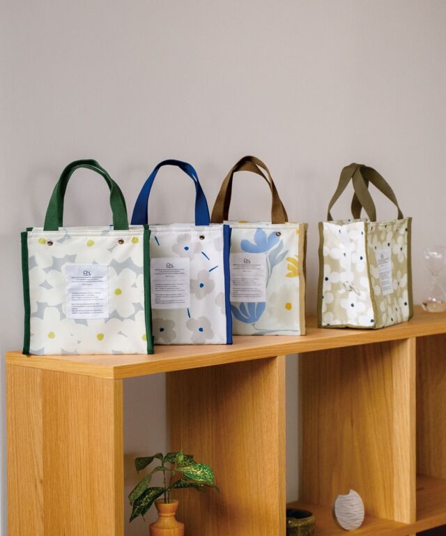 収納力◎の保冷保温スクエアバッグ✨
 
「お弁当箱は入るのに、ペットボトルが入らない…」
そんな経験ありませんか？
 
Wpc. Patternsの『保冷保温スクエアバッグ』は
お弁当箱はもちろん、
500mlのペットボトルも立てて入れられる大容量サイズ🍙
保冷・保温機能はもちろんバッチリ✨
 
さらに生地には、はっ水生地を使用しているので、
汚れがつきにくいのも嬉しいポイント！
 
ꕤ.｡.掲載アイテム
保冷保温スクエアバッグ（税込2,970円）
 
Wpc. Pattens
心に、いつも、晴れもよう。
 
空もようは変えられなくても、
心もようは変えられるもの。
 
雨の日を憂う人の心が晴れる。
そんなきっかけを届けられないか。
 
天気と人の気持ちを見つめ、
考え続けてきた私たちの答え。
 
それが『Wpc. Patterns』
 
日々を彩るデザインにかこまれて、
みんなの心が晴れますように。
 
🌼Wpc. 直営店舗
Wpc. 心斎橋PARCO店（心斎橋PARCO5階）
@wpc_shinsaibashiparco
 
Wpc. LUCUA1100店（LUCUA1100 7階）
@wpc_lucua1100
 
Wpc. Echika fit GINZA店（東京メトロ丸ノ内線銀座駅構内）
@wpc_ginza
 
#wpc
#wpcpatterns
#wpcpatterns_official 
#心にいつも晴れもよう
#お弁当
@wpc_official