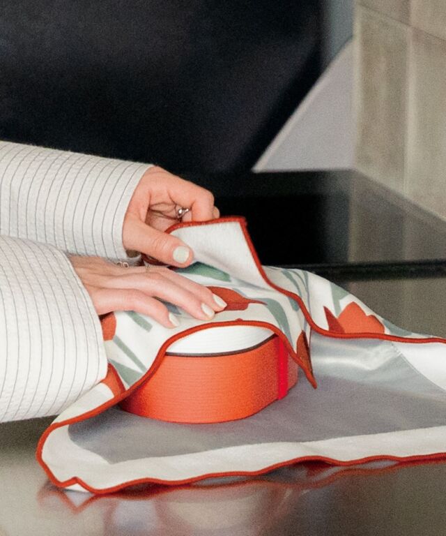 自由に包める“くっつくろす”から保冷・保温機能付きが新登場！
 
生地同士がぴったりとくっつくのでゴムや結び目なしで包めます✨
お弁当箱だけでなく、ペットボトルやネッククーラーなどを包んで持ち運ぶのも◎
 
ꕤ.｡.掲載アイテム
保冷保温くっつくろす（税込1,540円）
 
Wpc. Pattens
心に、いつも、晴れもよう。
 
空もようは変えられなくても、
心もようは変えられるもの。
 
雨の日を憂う人の心が晴れる。
そんなきっかけを届けられないか。
 
天気と人の気持ちを見つめ、
考え続けてきた私たちの答え。
 
それが『Wpc. Patterns』
 
日々を彩るデザインにかこまれて、
みんなの心が晴れますように。
 
🌼Wpc. 直営店舗
Wpc. 心斎橋PARCO店（心斎橋PARCO5階）
@wpc_shinsaibashiparco
 
Wpc. LUCUA1100店（LUCUA1100 7階）
@wpc_lucua1100
 
Wpc. Echika fit GINZA店（東京メトロ丸ノ内線銀座駅構内）
@wpc_ginza
 
#wpc
#wpcpatterns
#wpcpatterns_official 
#心にいつも晴れもよう
#お弁当
@wpc_official