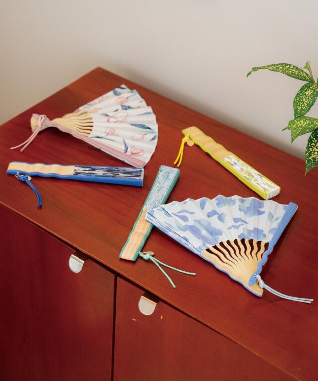 Wpc. Patternsの扇子は、
デザインだけでなく、形から選べる2タイプ👀

波打つフォルムが印象的なウェーブタイプは、
大人っぽさの中に、少しだけ個性をꕁ
オリジナルチャームがアクセントに✓

ころんと丸みのあるシェル型は、
やさしい印象の定番デザイン🫧
タッセルが、さりげない華やかさを添えます。

どちらも専用ケース付きで、持ち運びもスマート🪄

ꕤ.｡.掲載アイテム
ギフトボックス入り扇子 ウェーブタイプ（税込3,300円）
トゥーリチャコール / フローティングチューリップオフ / ニュアンスフラワーブルー / フルーツオフ / ボールドフラワーサックス
ギフトボックス入り扇子（税込2,310円）
ポルクオフ / フロラージュオフ / クッカオフ / ブルーミングチューリップレッド / ペールブロッサムグレー / メリーフラワーオフ

🌼Wpc. 直営店舗
Wpc. 心斎橋PARCO店（心斎橋PARCO5階）
@wpc_shinsaibashiparco

Wpc. LUCUA1100店（LUCUA1100 7階）
@wpc_lucua1100

Wpc. Echika fit GINZA店（東京メトロ丸ノ内線銀座駅構内）
@wpc_ginza 

Wpc. タカシマヤ ゲートタワーモール店（タカシマヤ ゲートタワーモール 5階）
@wpc_tgm_nagoya

#wpc
#wpcpatterns
#wpcpatterns_official 
#心にいつも晴れもよう
#扇子
@wpc_official