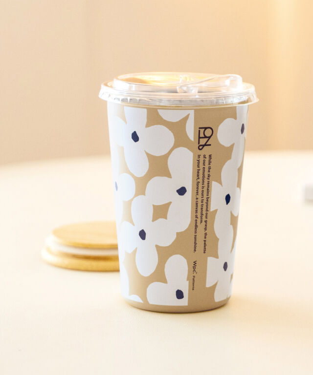 『おうちで使う？外で使う？』
シーンに合わせて選べる2タイプ

おうちやオフィスではタンブラータイプ☕
ドリンクを直接入れるのはもちろん、
テイクアウトカップをそのまま入れて使えるのもポイント🥤✨

持ち歩きにはボトルタイプ🍃
柄に合わせたワンポイントカラーのキャップが印象的で、
バッグに入れているだけでも気分が上がります🌤
通勤やおでかけに使いやすいサイズ感♪

気分やシーンに合わせて、使い分けてみてください◎

ꕤ.｡.掲載アイテム
ステンレスボトル（税込2,640円）
ブルーミングチューリップ レッド / フロラージュオフ / メリーフラワーオフ / クッカモカ / ポルクオフ

ステンレス2wayタンブラー（税込2,640円）
ブルーミングチューリップ レッド / フロラージュオフ / メリーフラワーオフ / クッカモカ / ポルクオフ / カメリアネイビー

🌼Wpc. 直営店舗
Wpc. 心斎橋PARCO店（心斎橋PARCO5階）
@wpc_shinsaibashiparco

Wpc. LUCUA1100店（LUCUA1100 7階）
@wpc_lucua1100

Wpc. Echika fit GINZA店（東京メトロ丸ノ内線銀座駅構内）
@wpc_ginza
 
Wpc. Pattens
心に、いつも、晴れもよう。

空もようは変えられなくても、
心もようは変えられるもの。

雨の日を憂う人の心が晴れる。
そんなきっかけを届けられないか。

天気と人の気持ちを見つめ、
考え続けてきた私たちの答え。

それが『Wpc. Patterns』

日々を彩るデザインにかこまれて、
みんなの心が晴れますように。

#wpc
#wpcpatterns
#wpcpatterns_official 
#心にいつも晴れもよう
#マイボトル
@wpc_official