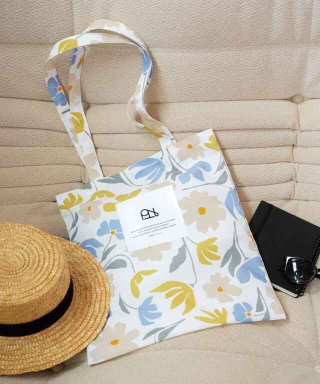 .
やさしい柄が魅力のWpc. Patternsのトートバッグ👜

コンパクトに折りたたんで持ち運べるので、
バッグに入れておけば、いざというときに便利◎

はっ水加工つきで、水や汚れにも強く
さっと拭くだけでお手入れもラク◎

軽やかな使い心地で、
通勤や通学にもぴったり♪

ꕤ.｡.掲載アイテム
はっ水トートバッグ（税込1,870円）

#wpc
#wpcpatterns
#wpcpatterns_official 
#心にいつも晴れもよう
#エコバッグ
@wpc_official