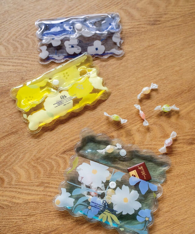 暑い夏、バッグの中でコスメやお菓子が溶けて
ガッカリしたことはありませんか？

Wpc. Patternsの”フラップポーチ型アイスパック”なら、
凍らせても固くならないポーチ型の保冷剤でひんやり優しく守ります*̣̩⋆

大判サイズ＆付属バンド付きなので、
ランチボックスの保冷にも大活躍◎

夏の移動に手放せない相棒になりそう...🧊

ꕤ.｡.掲載アイテム
フラップポーチ型アイスパック（税込1,430円）

#wpc
#wpcpatterns
#wpcpatterns_official 
#心にいつも晴れもよう
#保冷剤
#アイスパック
@wpc_official