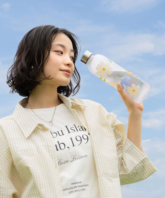 夏真っ盛り。
汗をかく季節は、こまめな水分補給を忘れずに🥤

750mlの大容量”ウォーターボトル”なら、
外出先でもしっかり水分補給できます。

内容量がひと目でわかるメモリ付きで、
飲んだ量もチェックしやすい◎

今年の夏を満喫するためにも、まずは熱中症対策から。

ꕤ.｡.掲載アイテム
ウォーターボトル（税込2,090円）

#wpc
#wpcpatterns
#wpcpatterns_official 
#心にいつも晴れもよう
#ウォーターボトル
#水筒
@wpc_official