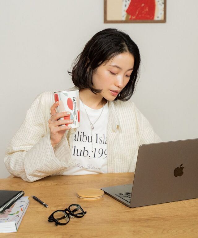 お仕事中に使えるタンブラーお探しですか？

Wpc. Patternsの"ステンレス2Wayタンブラー"なら、
テイクアウトドリンクをそのまますっぽり入れて保冷することも、
直接ドリンクを注ぐことも可能◎

その日の気分やシーンに合わせて2通りの使い方が楽しめます。
さらに、ステンレス素材の保冷・保温効果でおいしい温度をキープ。

オフィスで使うたび、
ちょっと気分が上がるタンブラーです💻

ꕤ.｡.掲載アイテム
ステンレス2wayタンブラー（税込2,640円）

#wpc
#wpcpatterns
#wpcpatterns_official 
#心にいつも晴れもよう
#タンブラー
#水筒
@wpc_official